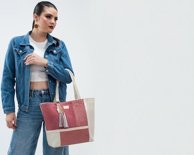 Foto 3 | Bolso Tote A Ángelozano De Piel Vacuna Con Grabado Tipo Cincelado, Color Hueso, Modelo Victoria