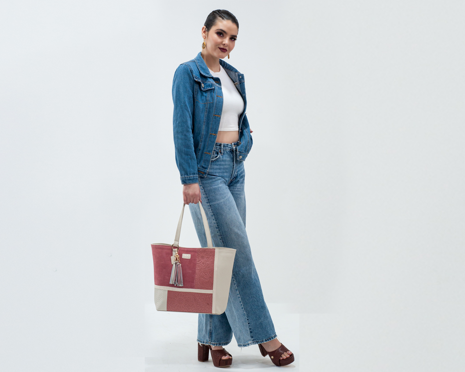Foto 5 | Bolso Tote A Ángelozano De Piel Vacuna Con Grabado Tipo Cincelado, Color Hueso, Modelo Victoria