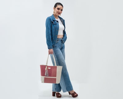 Foto 5 | Bolso Tote A Ángelozano De Piel Vacuna Con Grabado Tipo Cincelado, Color Hueso, Modelo Victoria