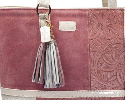 Foto 7 | Bolso Tote A Ángelozano De Piel Vacuna Con Grabado Tipo Cincelado, Color Hueso, Modelo Victoria
