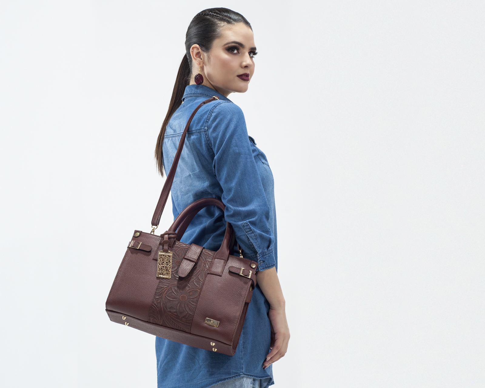Foto 4 | Bolso Satchel A Ángelozano De Piel Vacuna Con Grabado Tipo Cincelado, Color Café, Modelo Samantha