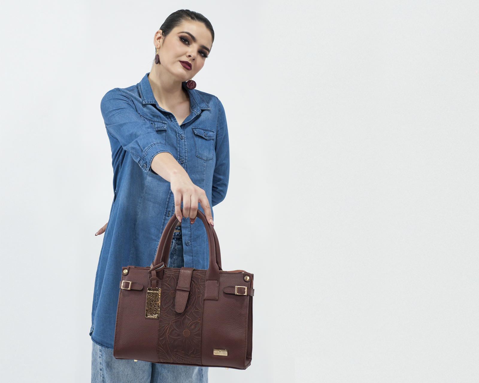 Foto 8 pulgar | Bolso Satchel A Ángelozano De Piel Vacuna Con Grabado Tipo Cincelado, Color Café, Modelo Samantha