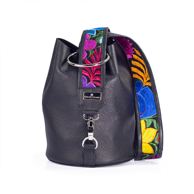 Foto 1 | Bolso Bucket Dolores A Ángelozano Negra  De Piel Flexible Con Telar Artesanal