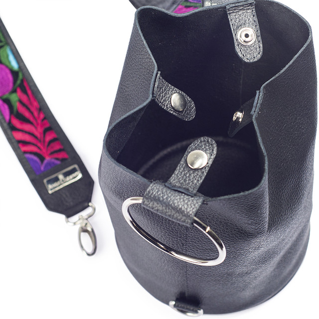 Foto 3 pulgar | Bolso Bucket Dolores A Ángelozano Negra  De Piel Flexible Con Telar Artesanal