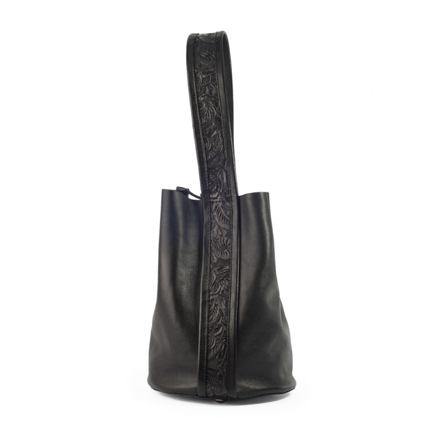 Foto 4 pulgar | Bolso Bucket Dolores A Ángelozano Negra Piel Con Asa Cincelada A Mano