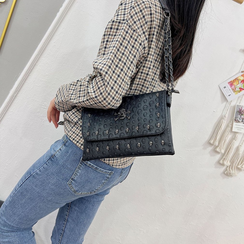 Foto 3 pulgar | Venta Internacional - Bolso Negro Gótico con Calavera y Cadena para Mujer