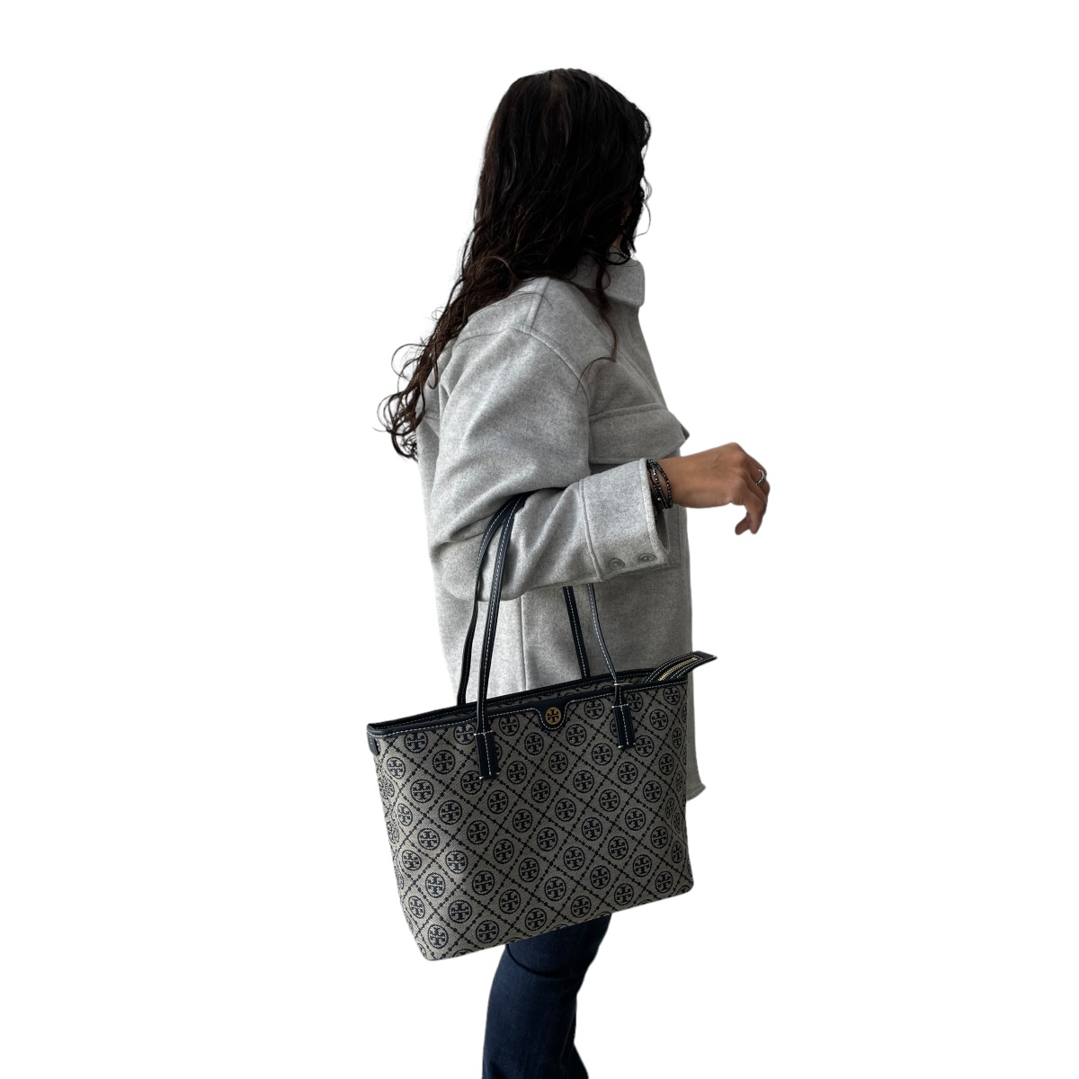 Foto 7 pulgar | Bolsa Estilo Tote Monogram Tory Burch Gris