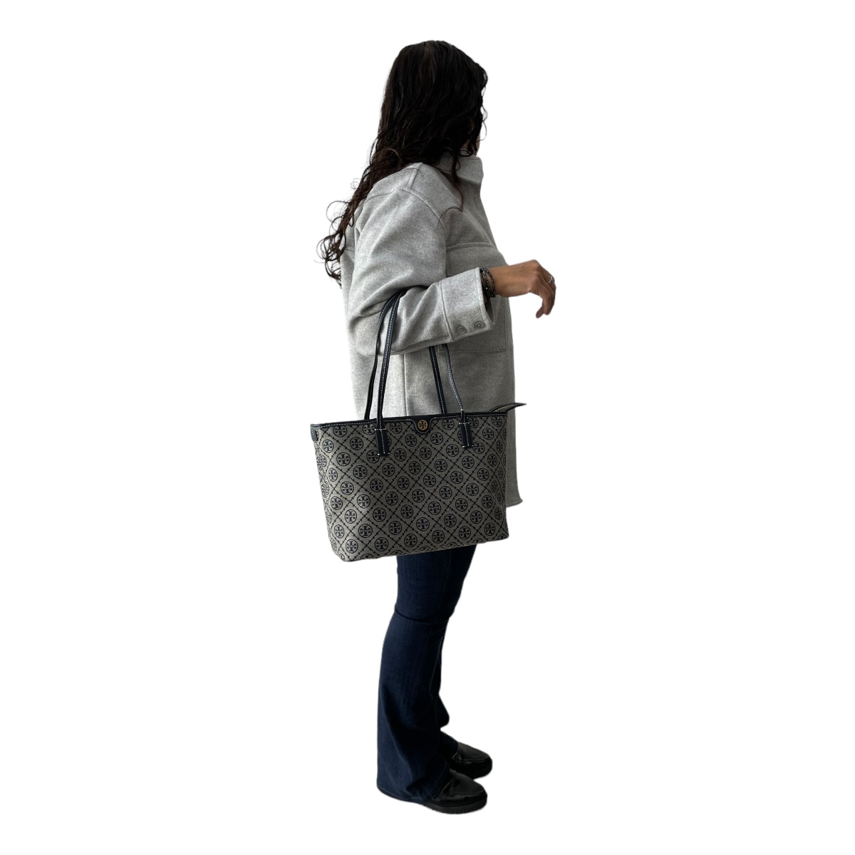 Foto 8 pulgar | Bolsa Estilo Tote Monogram Tory Burch Gris
