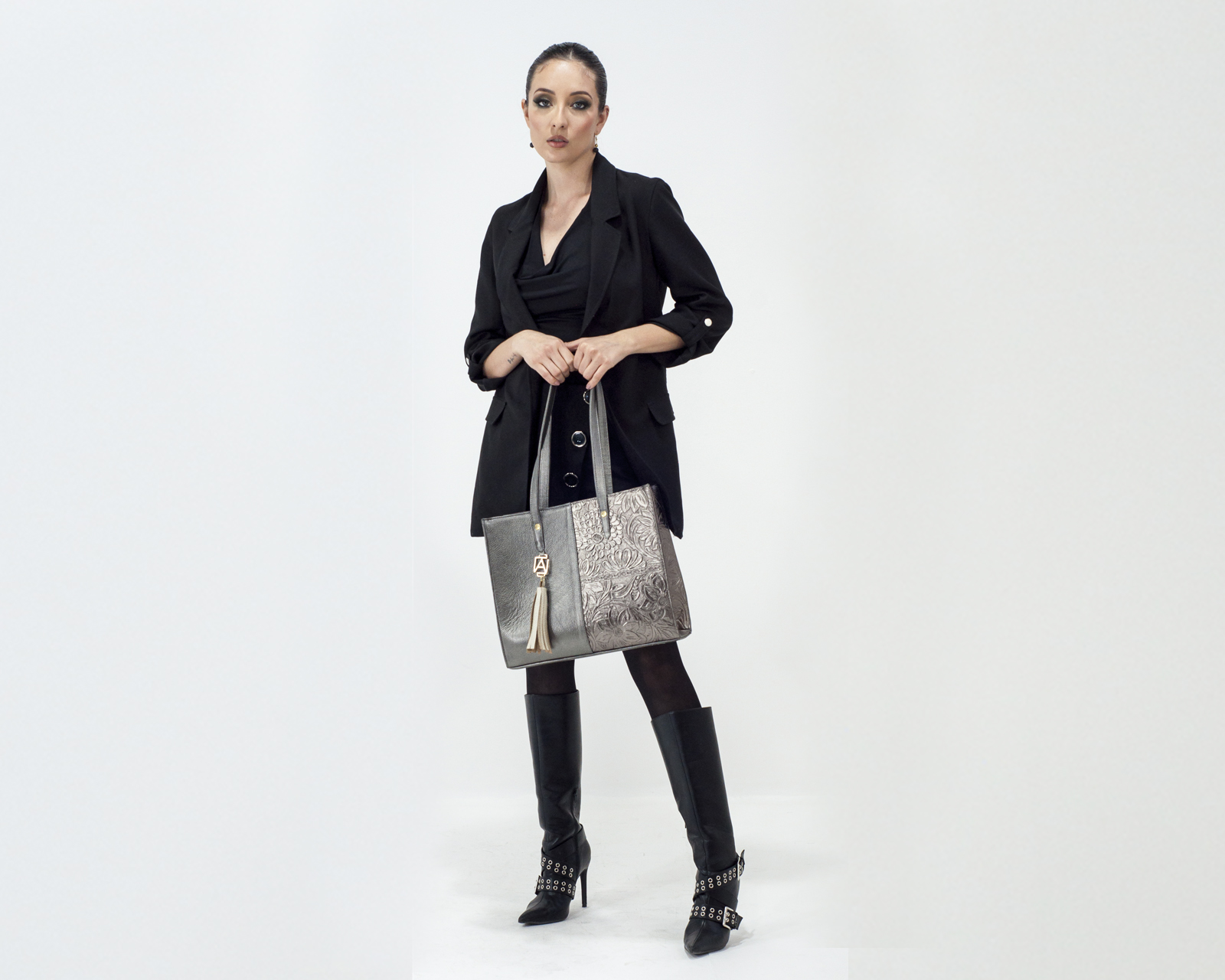 Foto 4 pulgar | Bolso Tipo Tote A Ángelozano De Piel Vacuna Con Grabado Tipo Cincelado, Color Antimonio, Modelo Leonora