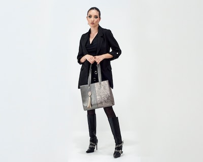 Foto 3 | Bolso Tipo Tote A Ángelozano De Piel Vacuna Con Grabado Tipo Cincelado, Color Antimonio, Modelo Leonora