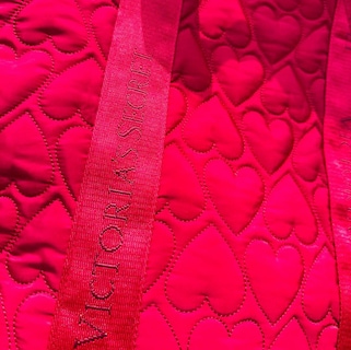 Foto 5 | Bolsa Tote Victoria's Secret Corazones Rojo San Valentín Edición Especial