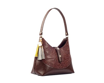 Foto 7 | Bolso Hobo A Ángelozano De Piel Vacuna Con Grabado Tipo Cincelado, Color Café, Modelo Magali