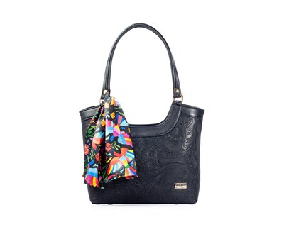 Foto 1 | Bolso Tote A Ángelozano De Piel Vacuna Con Grabado Tipo Cincelado Y Mascada, Color Negro, Modelo Graciela