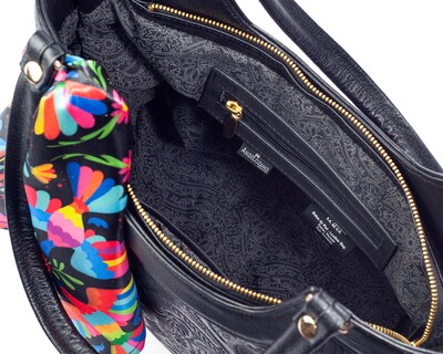 Foto 2 | Bolso Tote A Ángelozano De Piel Vacuna Con Grabado Tipo Cincelado Y Mascada, Color Negro, Modelo Graciela