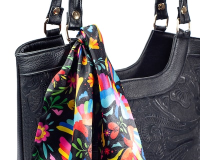 Foto 5 | Bolso Tote A Ángelozano De Piel Vacuna Con Grabado Tipo Cincelado Y Mascada, Color Negro, Modelo Graciela