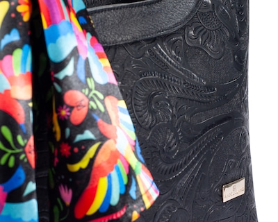 Foto 6 | Bolso Tote A Ángelozano De Piel Vacuna Con Grabado Tipo Cincelado Y Mascada, Color Negro, Modelo Graciela