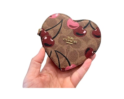 Foto 4 | Monedero Coach Heart Coin Case Signature Canvas With Cherry Print Tan Multi Cz476 Color Café