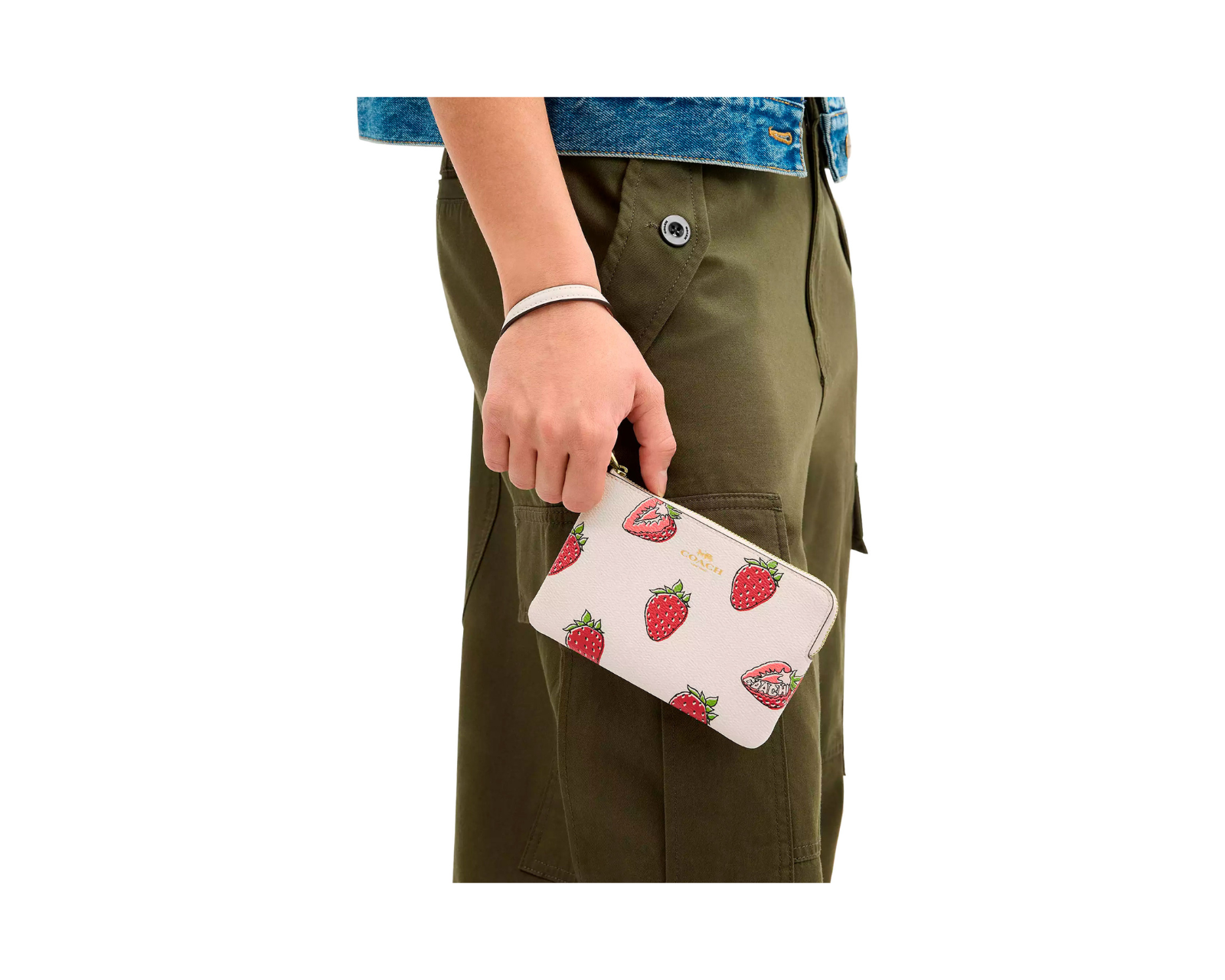 Foto 5 pulgar | Cartera Coach Corner Zip Wristlet Estampado De Fresas Cbb81 Color Blanco