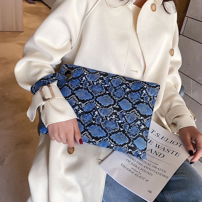 Foto 3 pulgar | Venta Internacional - Bolsa Clutch Estampado de Serpiente con Pulsera para Mujer