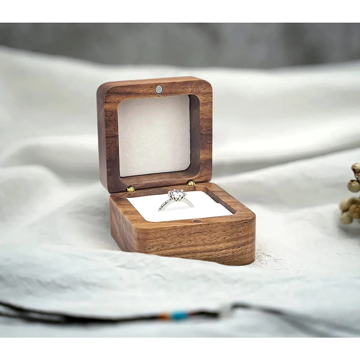 Foto 4 | Caja Para Dos Anillos De Bodas Alhajero Magnetico De Madera Esponja Blanca Lab.g Marrón