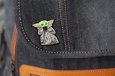 Foto 4 | Venta Internacional- Pin Star Wars - Mandaloriano Bebé Yoda con Tazón de Sopa