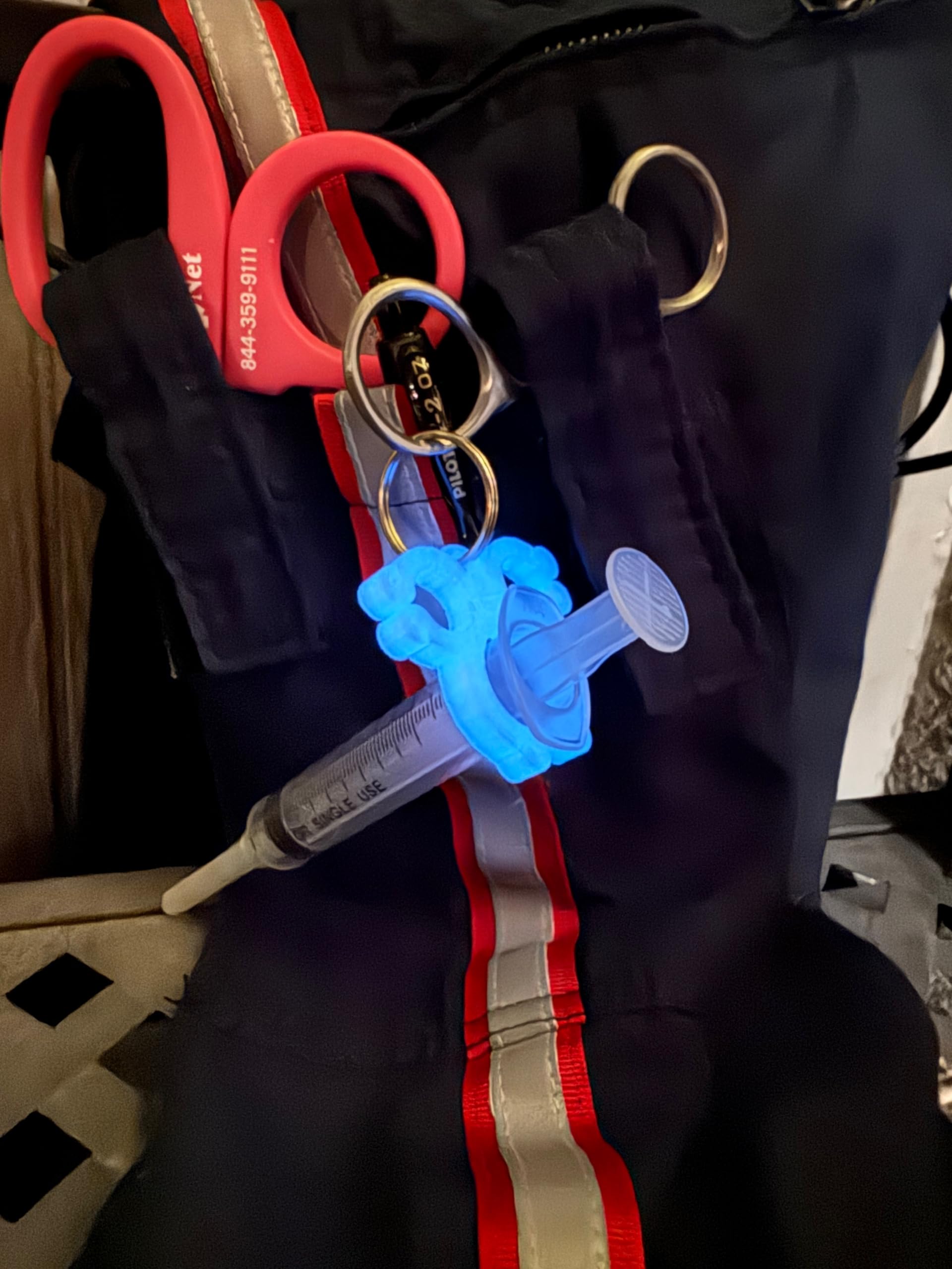 Foto 7 pulgar | Llavero Con Soporte Para Jeringas, Versión 2, Que Brilla En La Oscuridad - Venta Internacional.