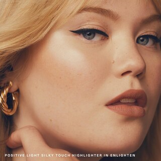 Foto 4 | Iluminador Rare Beauty Positive Light Silky Touch Enlighten - Venta Internacional.