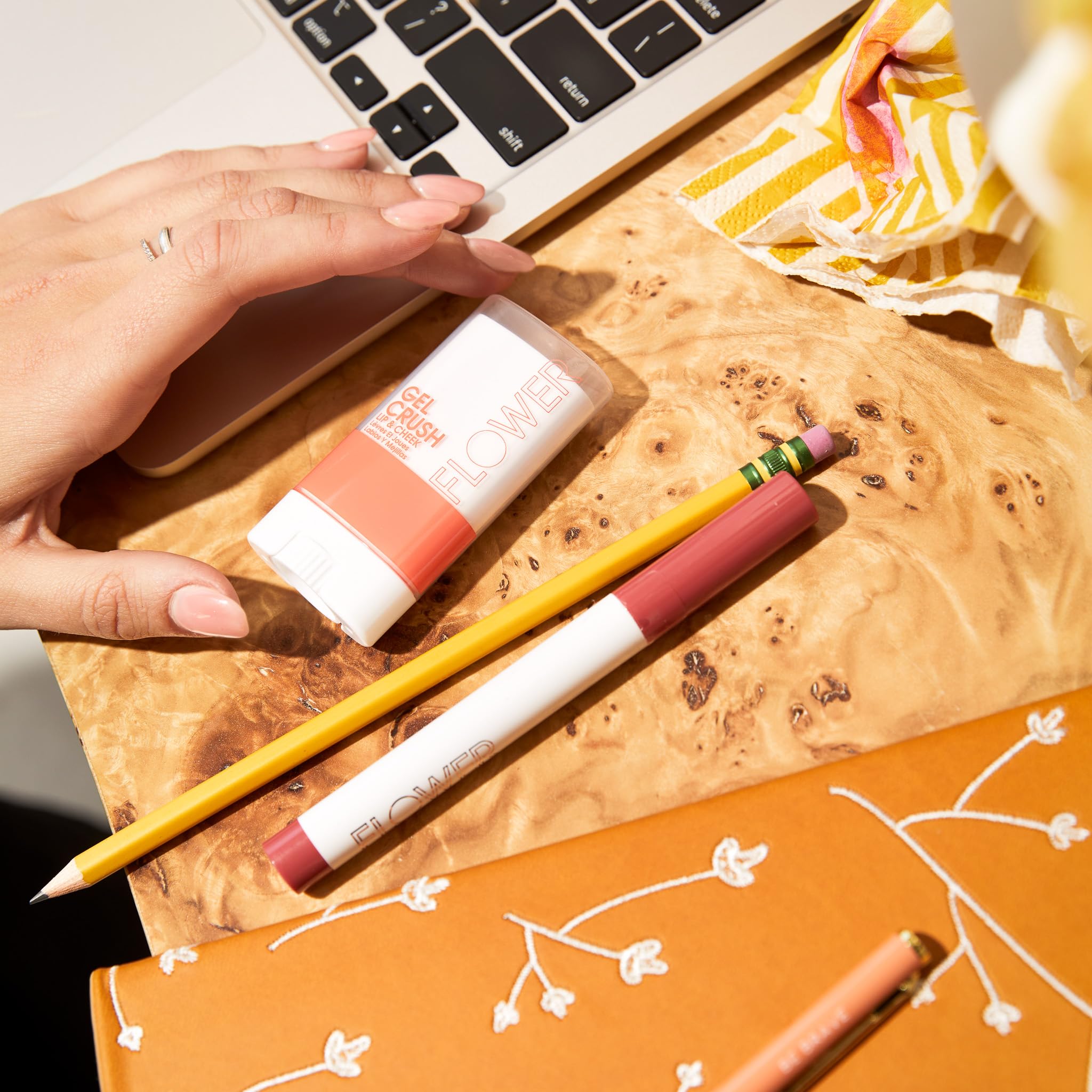Foto 5 pulgar | Delineador De Labios Y Delineador De Ojos Scribble Stick Flower Beauty Caramel - Venta Internacional.