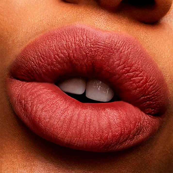 Foto 5 pulgar | Lápiz Labial Powder Kiss Mac Cosmetics Devoted To Chili Color Naranja