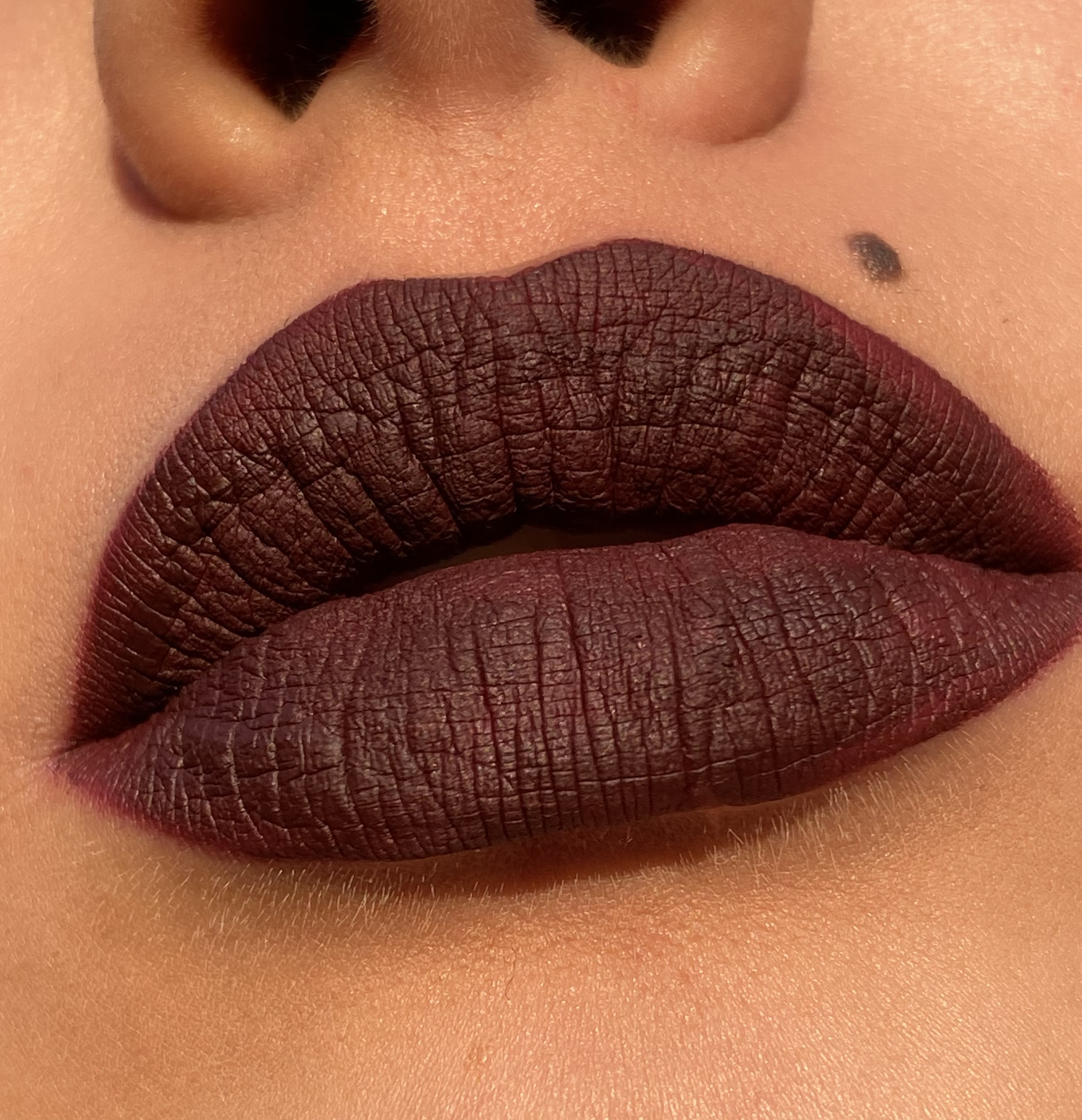 Foto 4 pulgar | Indestructible Lipstick Liquid Budapest