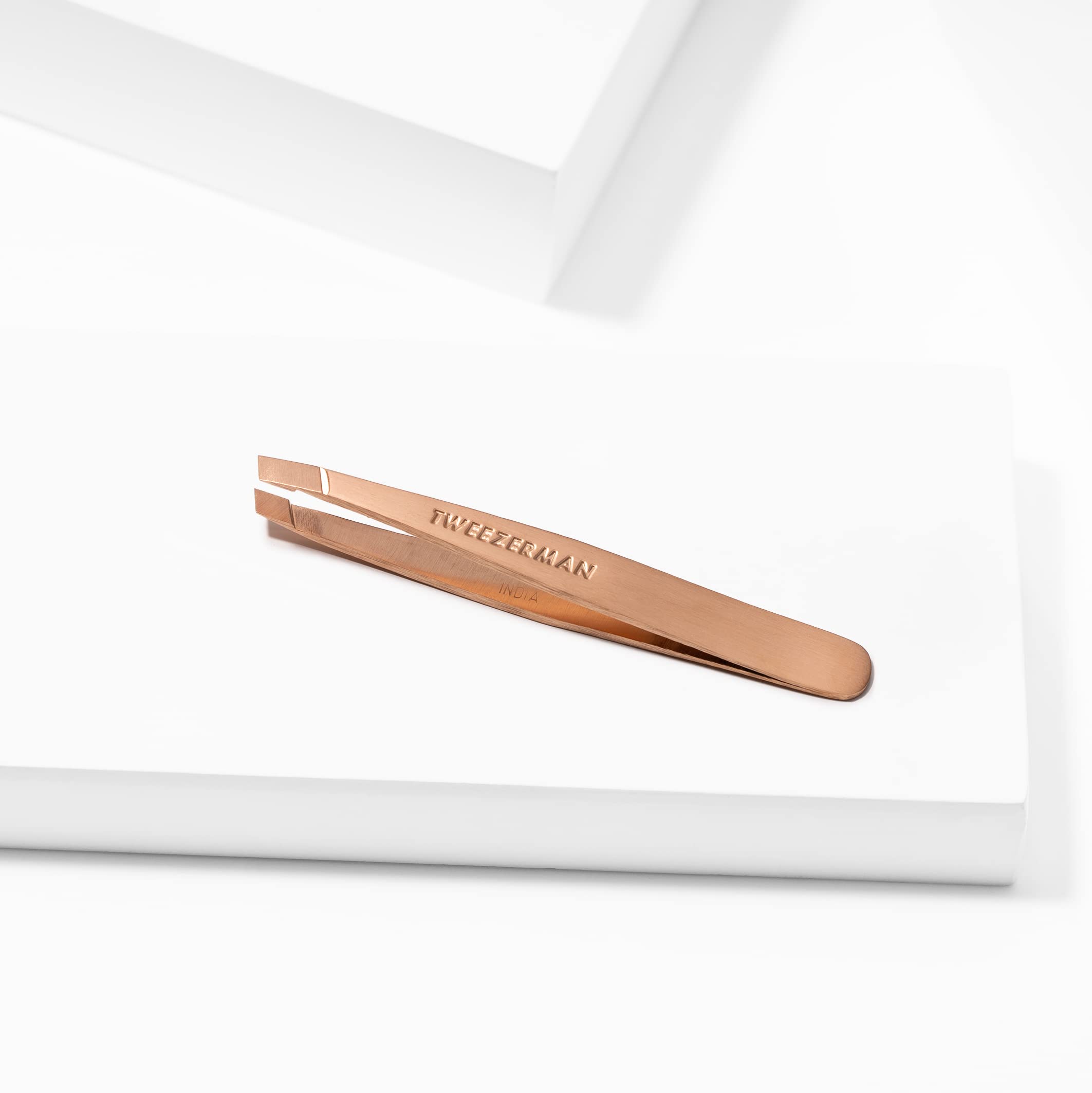 Foto 3 pulgar | Minipinza Inclinada para Cejas Tweezerman Rose Gold -  Venta Internacional
