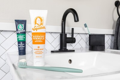 Foto 4 | Pasta de Dientes Dr. Squatch Kit Blanqueador de Dientes Día/Noche 2 Piezas de 4.7 Oz C/U - Venta Internacional