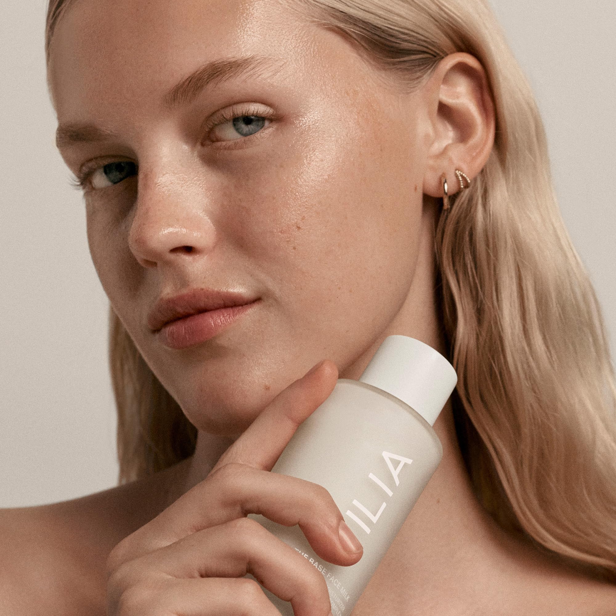 Foto 5 pulgar | Leche Facial Essence + Crema Hidratante Ligera Ilia The Base - Venta Internacional.