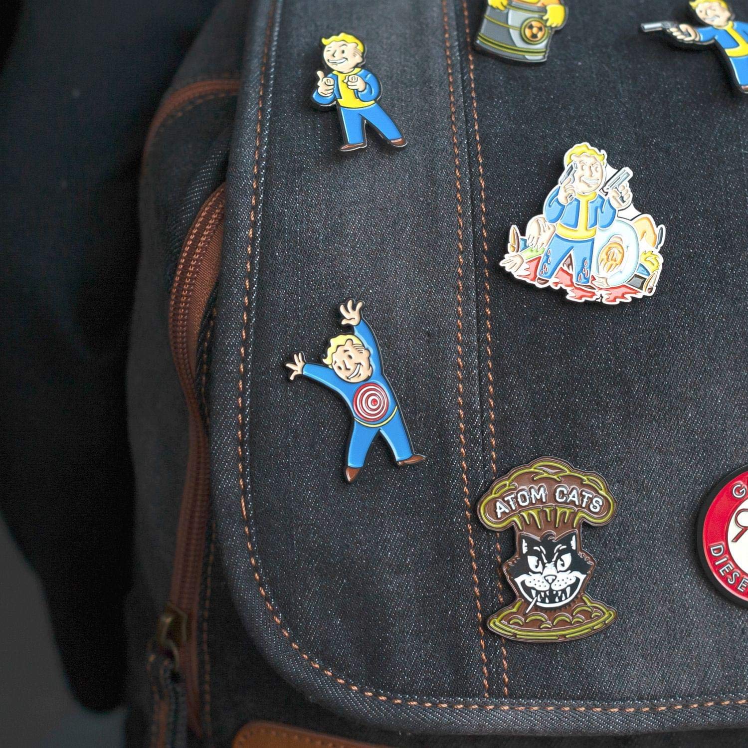 Foto 5 pulgar | Alfiler Esmaltado Just Funky Fallout Vault Boy Moving Target - Venta Internacional.