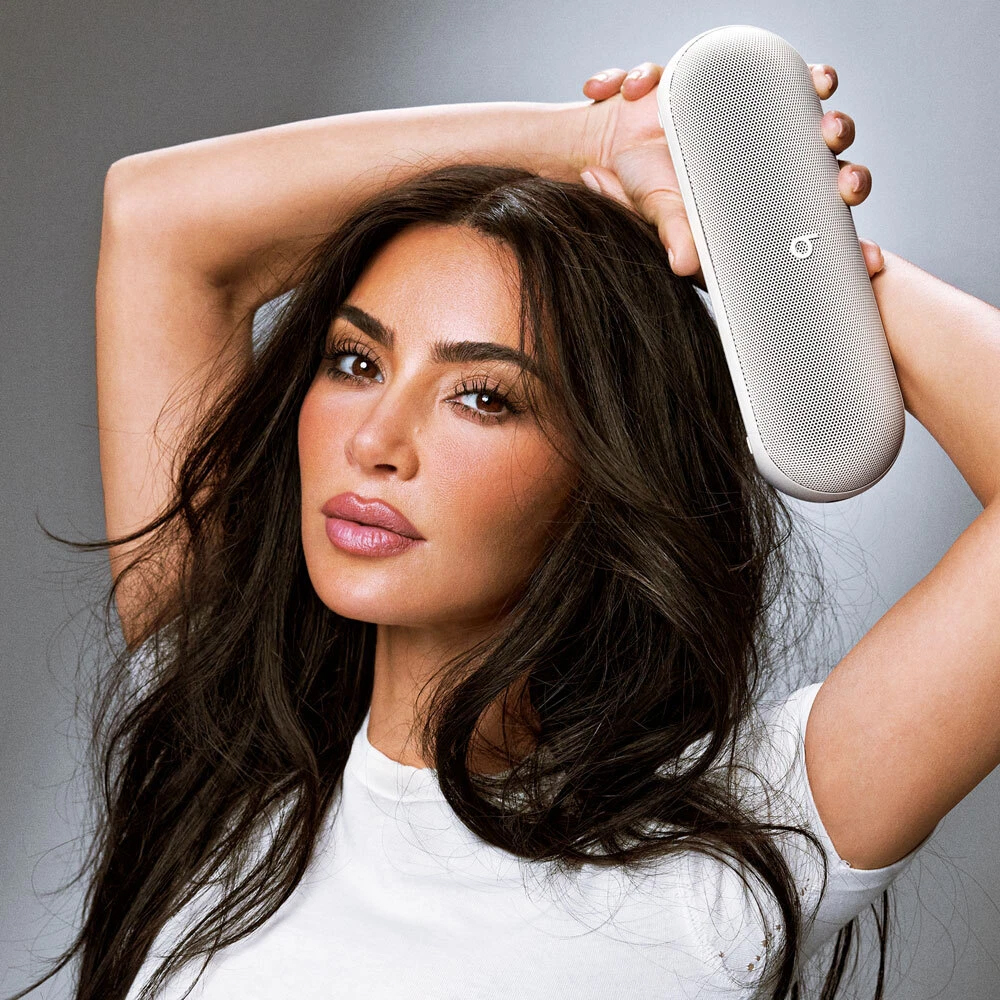 Foto 3 pulgar | Bocina Bluetooth Beats Pill X Kim Kardashian Gris Claro