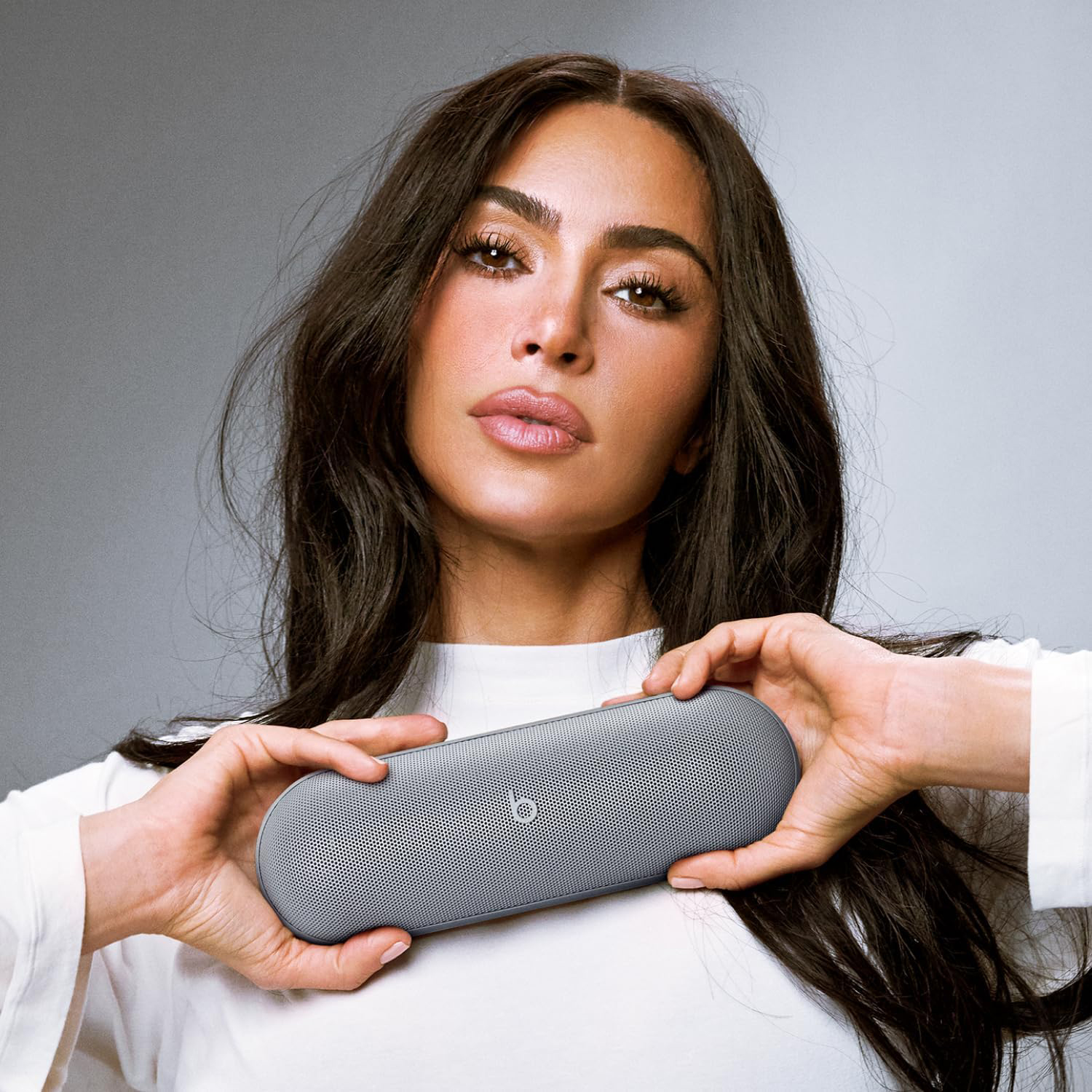 Foto 6 pulgar | Beats Pill X Kim Kardashian Gris Oscuro