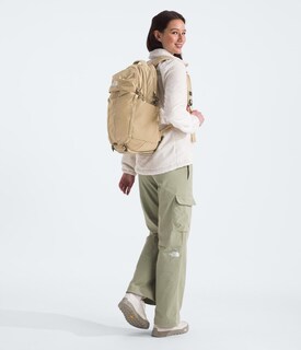 Foto 7 | Mochila The North Face Surge Commuter Para Mujer, Color Caqui, 31 L - Venta Internacional.