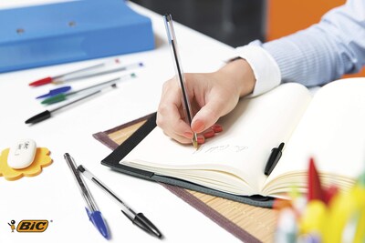 Foto 2 | Bolígrafo Bic Cristal, Tamaño Mediano, Punta De 1 Mm, Color Verde, Paquete De 50 - Venta Internacional.