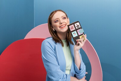 Foto 6 | Funda Universal Para Celular Marca Nicole Lee Amor Fuera Del Cuadro