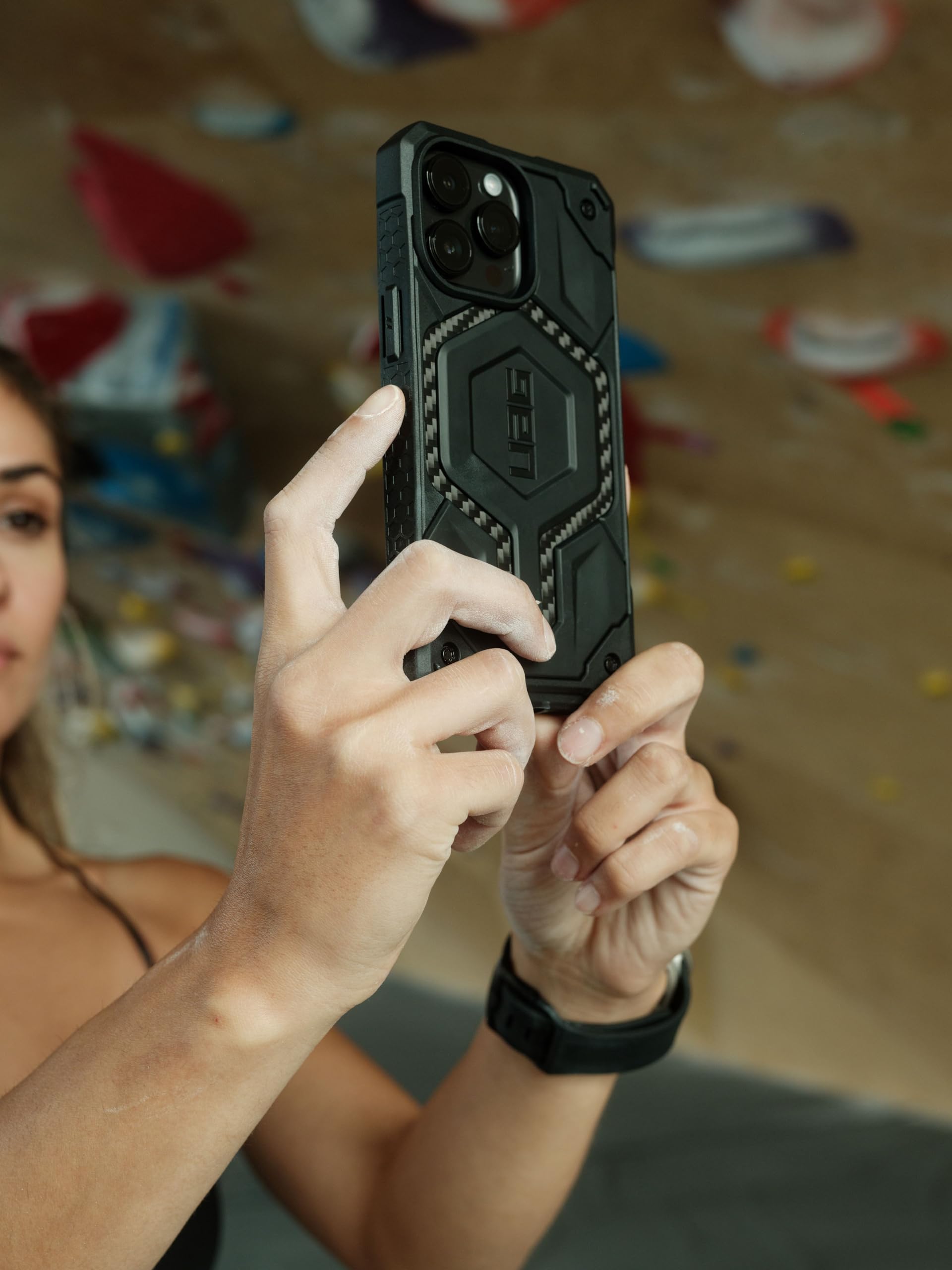 Foto 7 pulgar | Funda Urban Armor Gear Uag Monarch Pro Carbon Para Iphone 15 Plus - Venta Internacional.