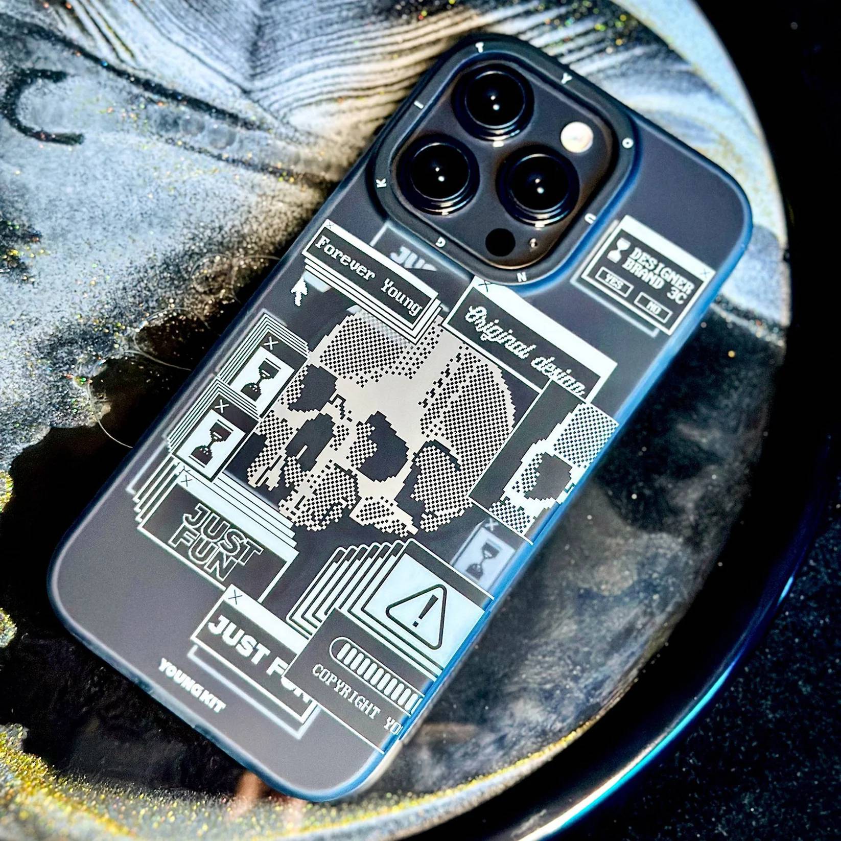 Foto 5 pulgar | Funda Magnética Youngkit Collage Skull Iphone 13 Pro Max Negra