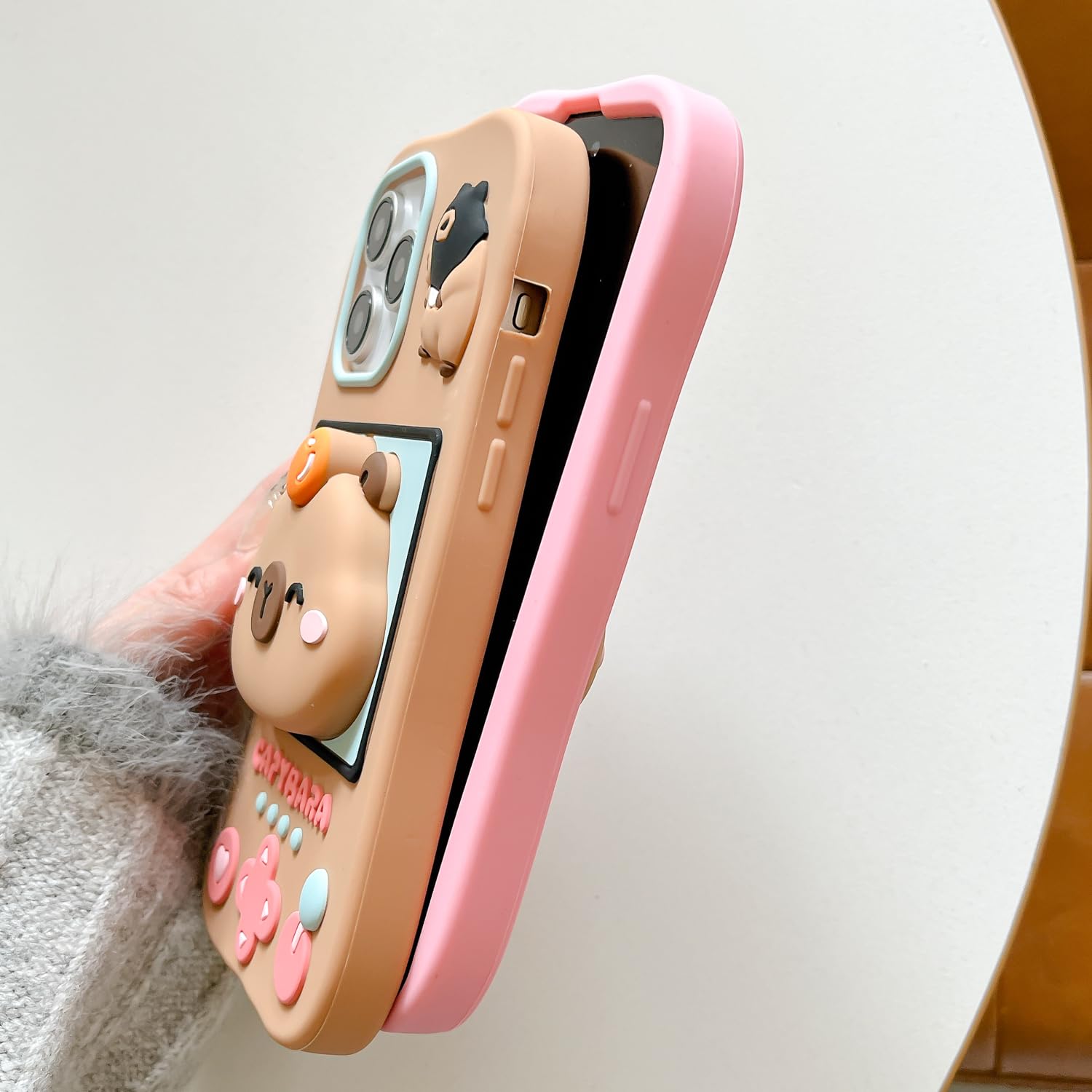Foto 6 pulgar | Funda De Teléfono Qokcoahn Para Iphone 16 Pro Max Capybara Khaki - Venta Internacional.