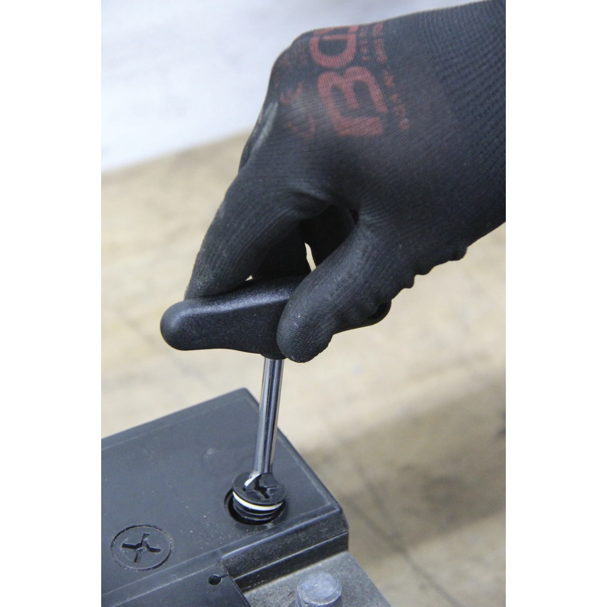 Foto 3 pulgar | Llave En T Para Tapones De Baterias De Arranque| Bgs 6744