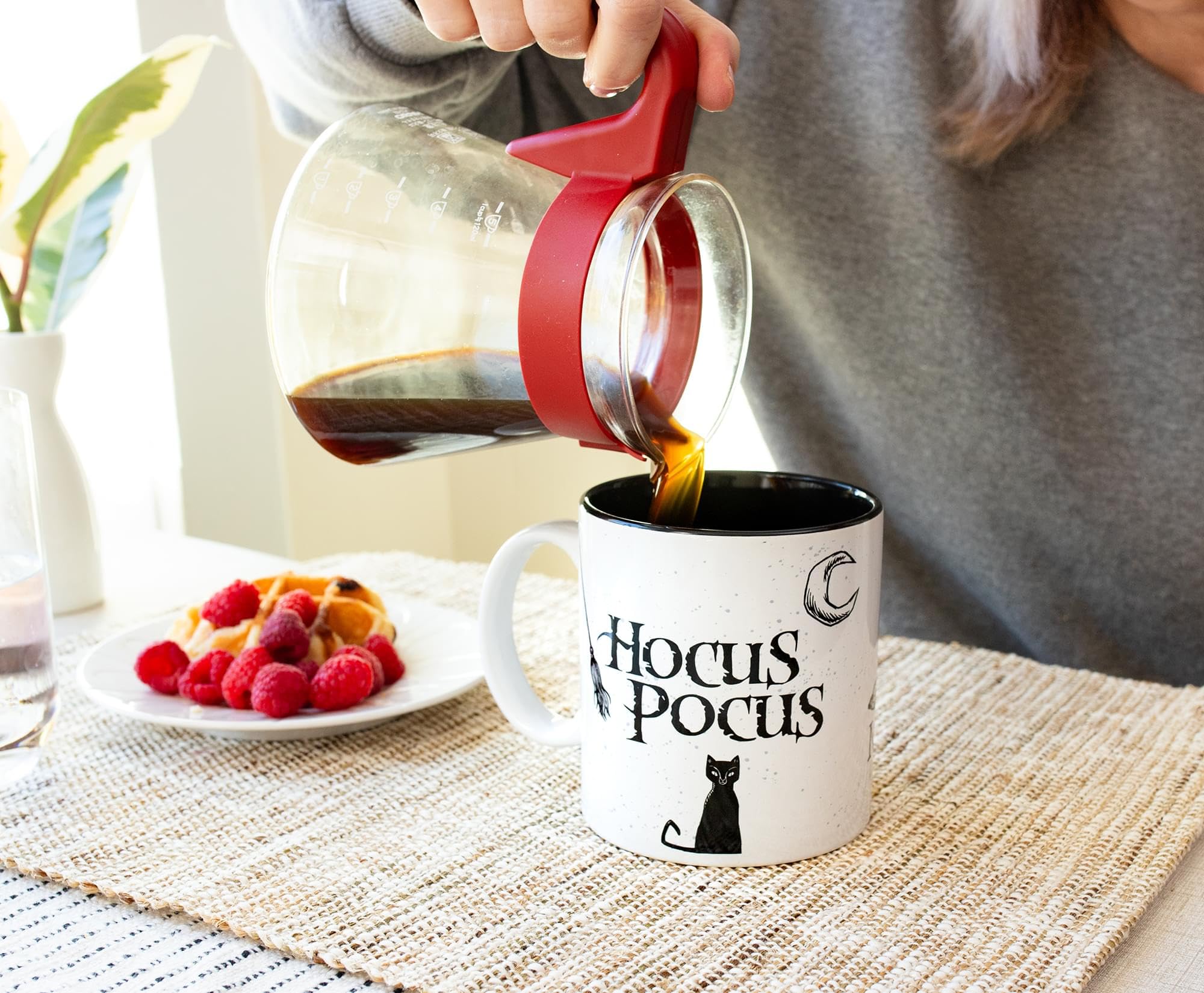Foto 6 | Taza De Café Disney Hocus Pocus Makes Me Sick  600 Ml  Cerámica - Venta Internacional.