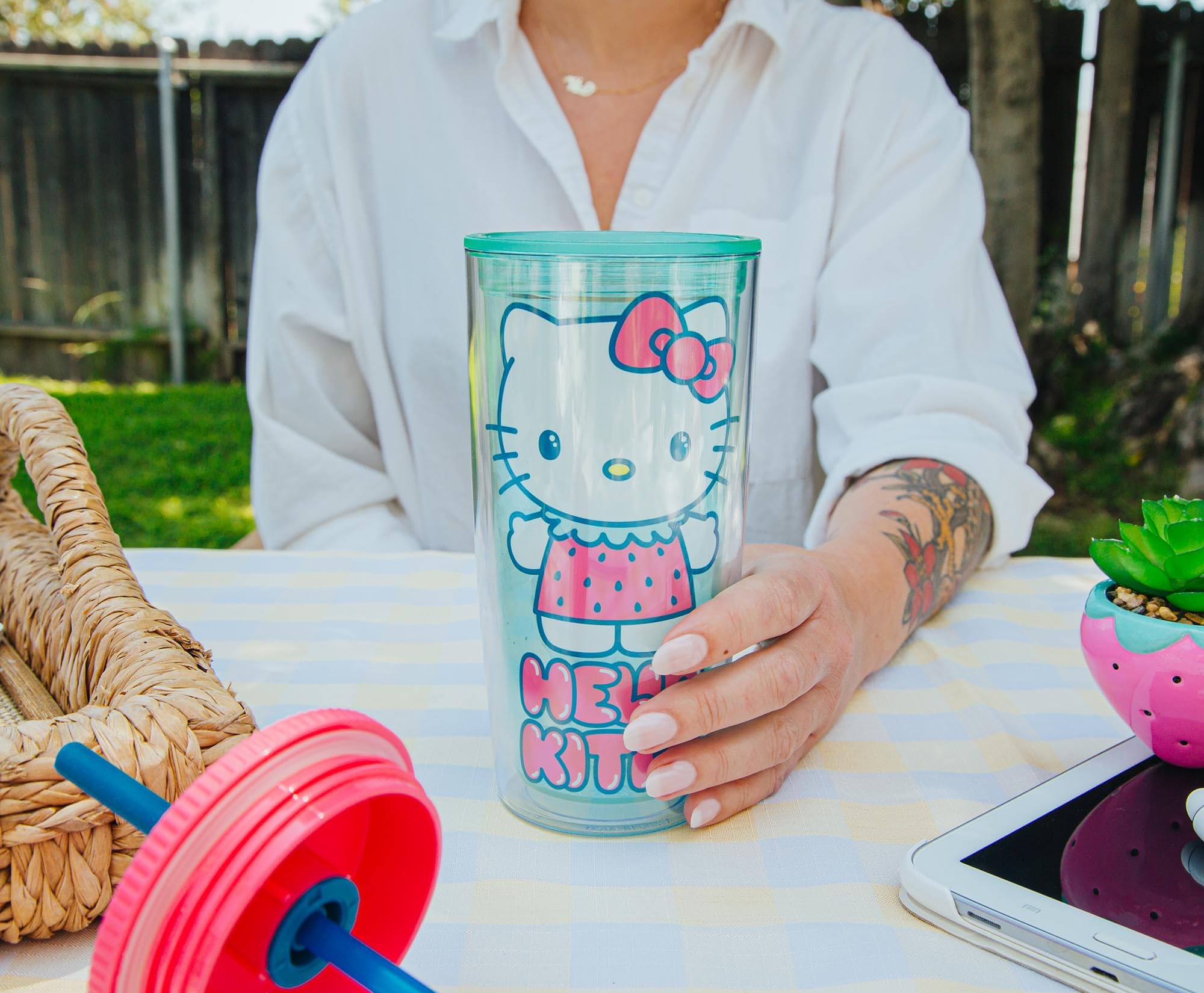 Foto 5 pulgar | Copa Carnival Silver Buffalo Sanrio Hello Kitty Fresa, 600 Ml - Venta Internacional.