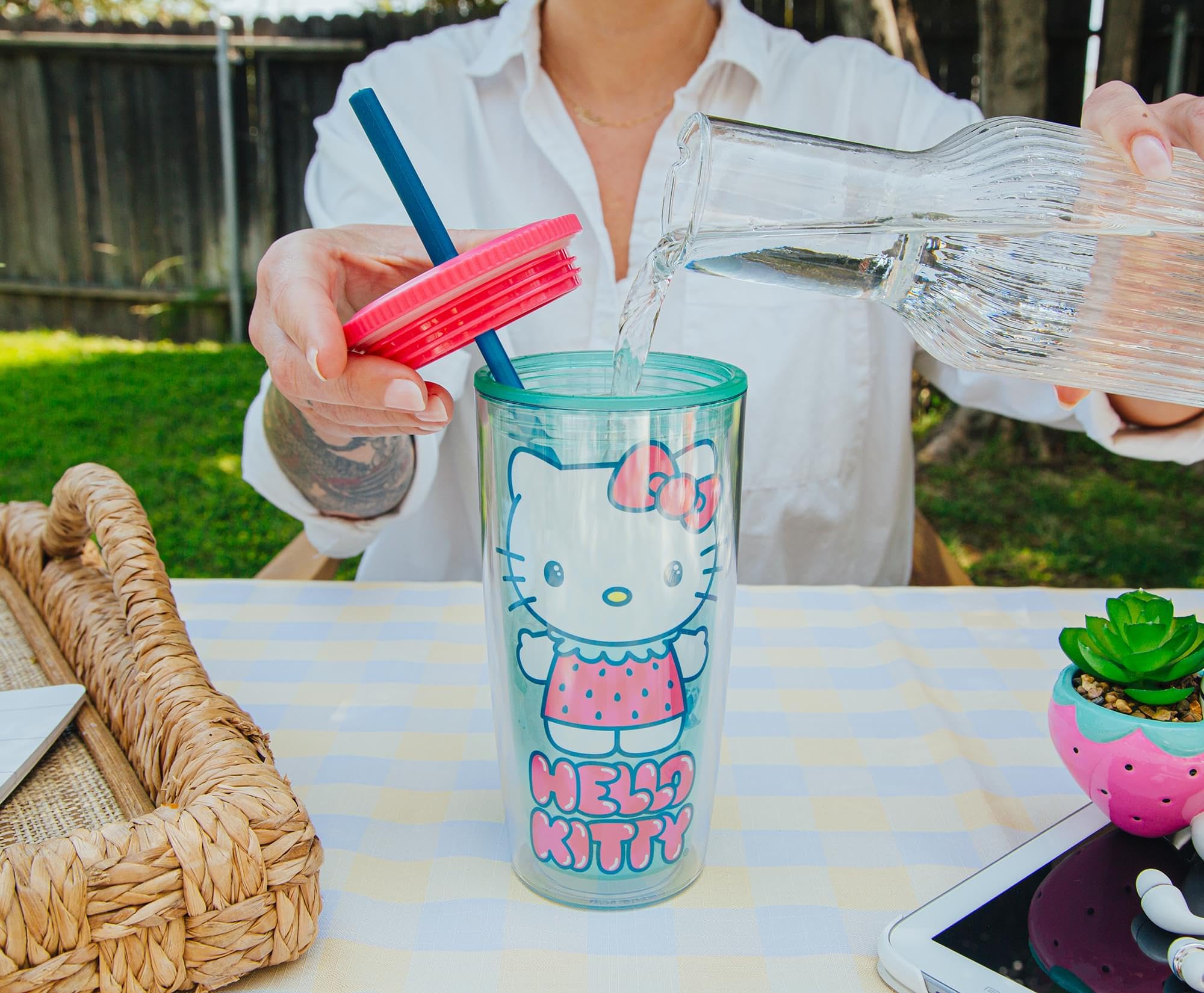 Foto 7 pulgar | Copa Carnival Silver Buffalo Sanrio Hello Kitty Fresa, 600 Ml - Venta Internacional.