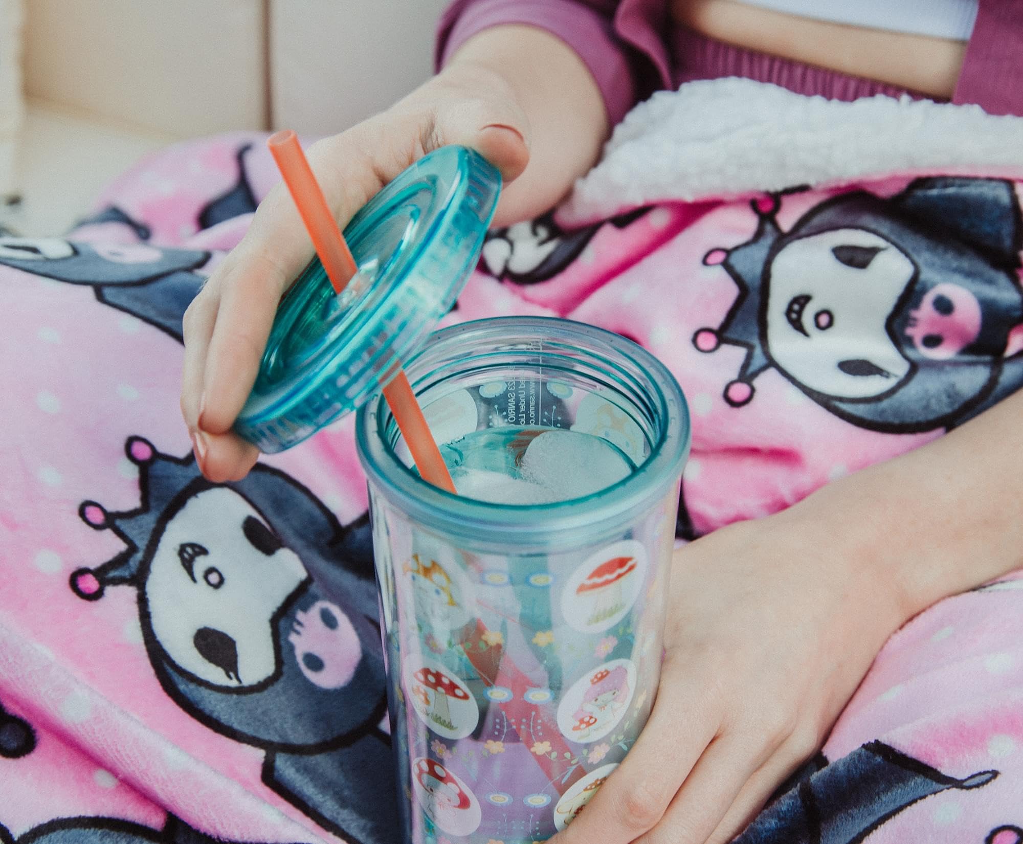 Foto 7 pulgar | Copa Carnival Cup Silver Buffalo Sanrio Hello Kitty De 600 Ml Con Tapa - Venta Internacional.
