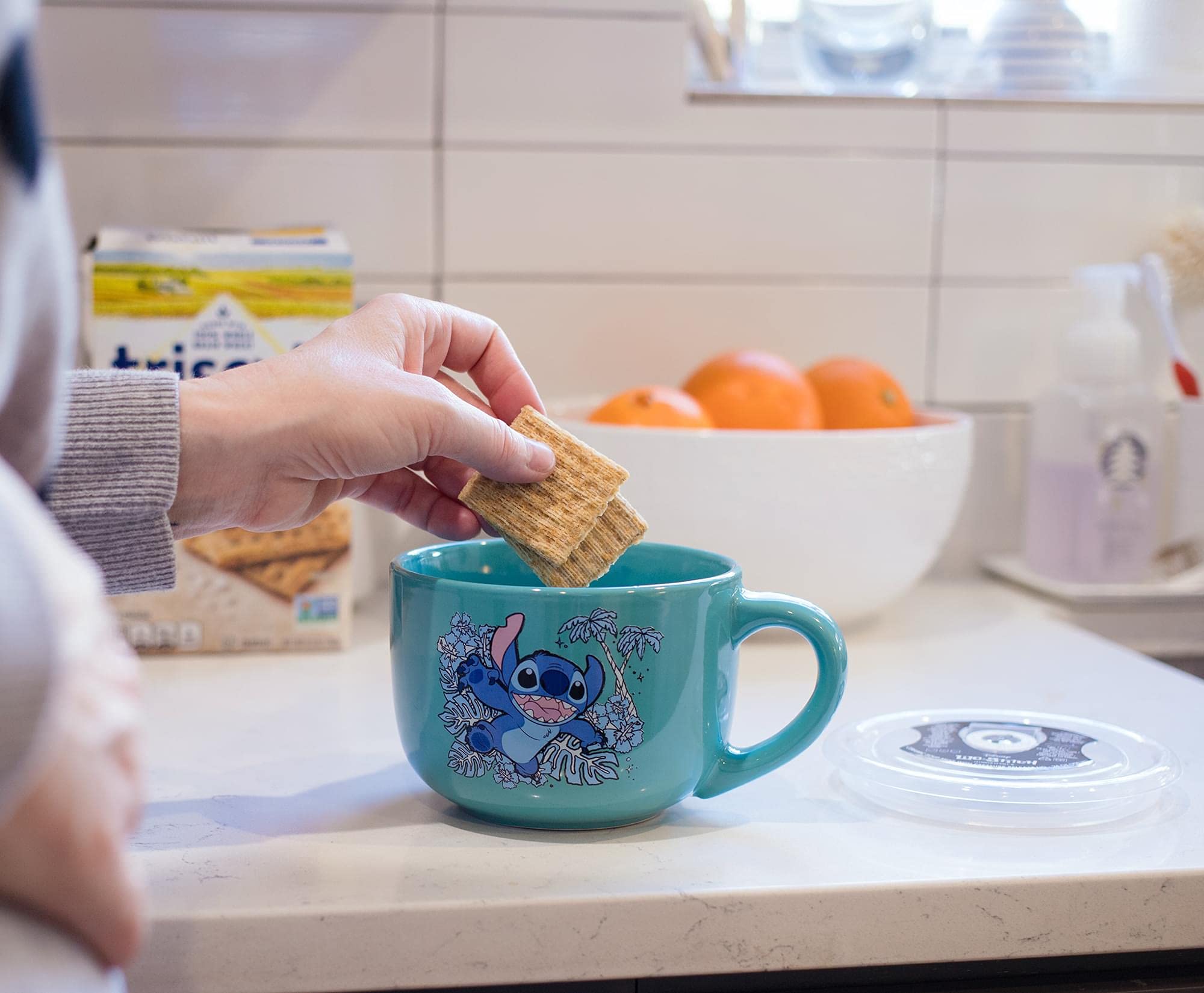 Foto 6 | Taza De Sopa Silver Buffalo Lilo And Stitch Stay Weird, 700 Ml - Venta Internacional.