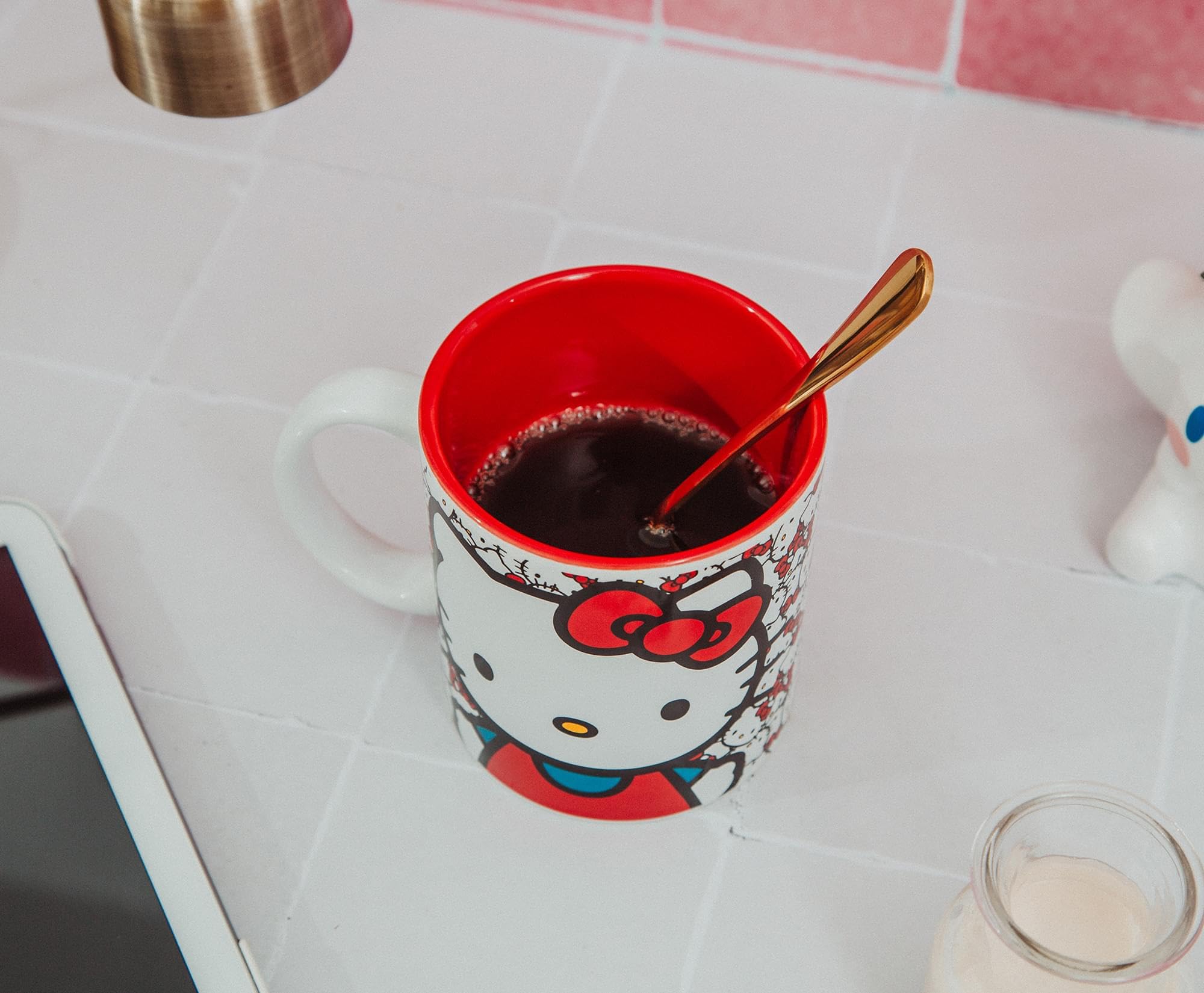 Foto 7 | Taza Sanrio Hello Kitty Allover Faces De Cerámica, 600 Ml, Sin Bpa - Venta Internacional.