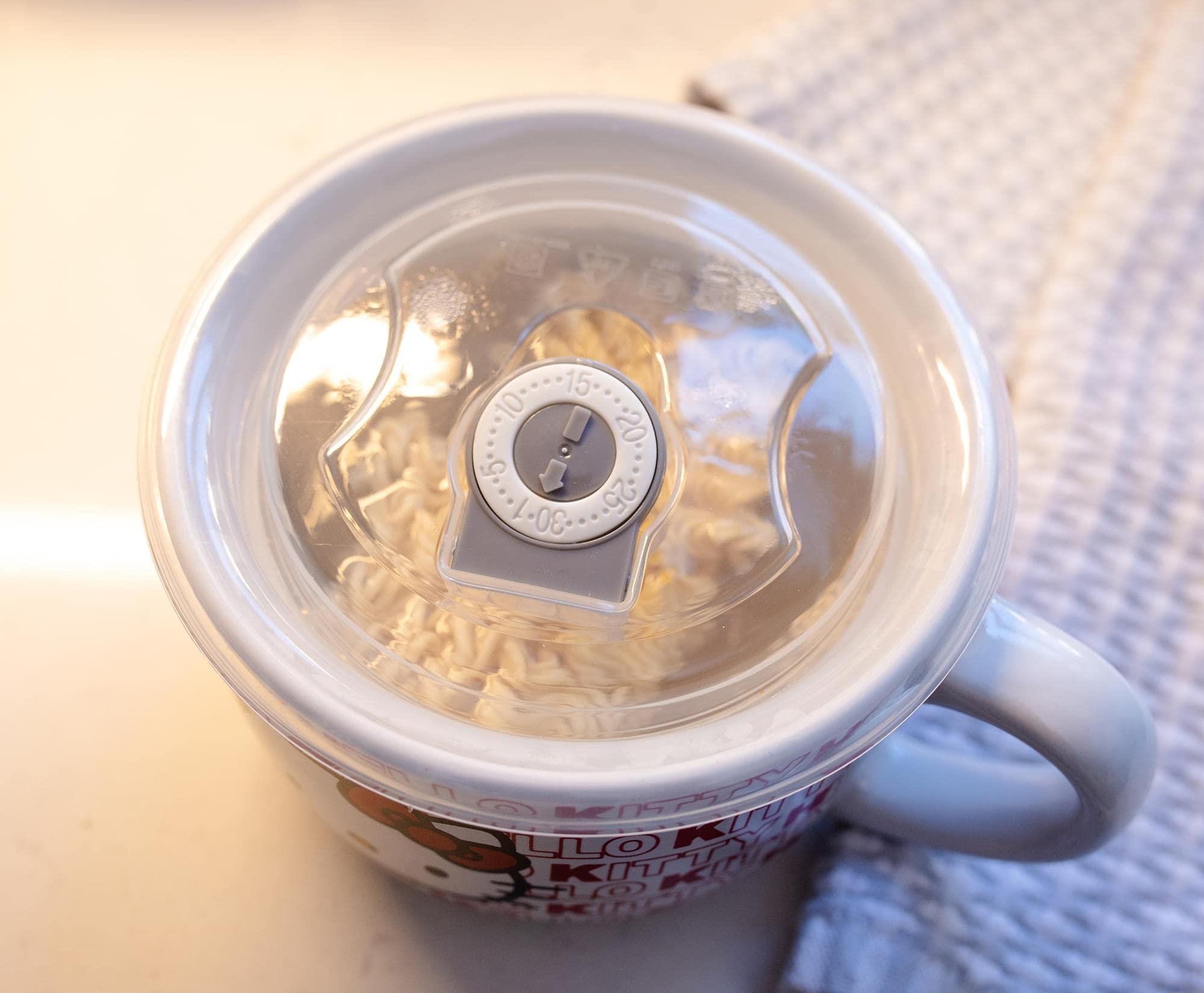 Foto 6 | Taza De Sopa Sanrio Hello Kitty De Cerámica Roja, 710 Ml, Con Tapa Ventilada - Venta Internacional.